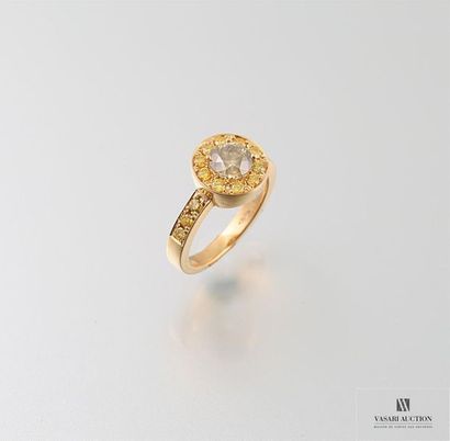 null Bague ronde en or jaune, 750/°°, centrée d'un diamant naturel taille brillant...