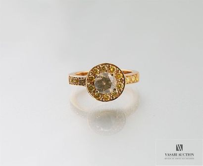 null Bague ronde en or jaune, 750/°°, centrée d'un diamant naturel taille brillant...