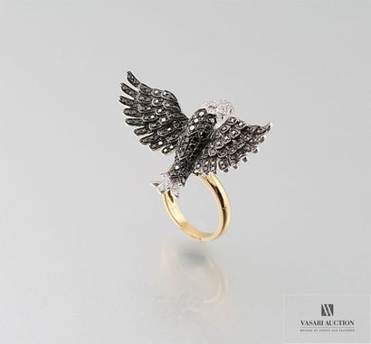 null Bague figurant un aigle en vol en or gris, 750/°°, recouvert de diamants noirs...