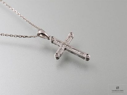 null Croix et sa chaîne diamantée en or gris 750/°°. La croix soulignée de brillants...