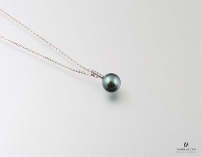 null Pendentif et sa chaîne en or gris 750/°°. Le pendentif orné d'une perle de culture...