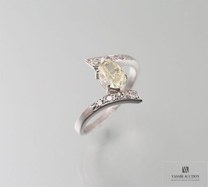 null Bague en or gris, 750/°°, ornée d'un diamant ovale certifié Fancy Yellow pesant...