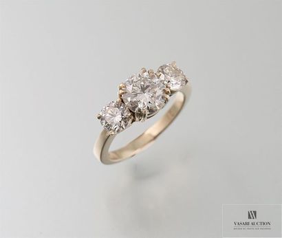 null Bague en or gris , 750/°°, ornée d'un diamant taille brillant pesant 1,57 carat...
