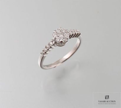 null Bague en or gris, 750/°°, ornée de diamants. 
Poids brut : 2,95 g - Tour de...