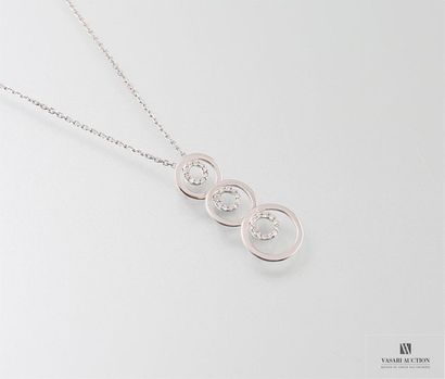 null Pendentif et sa chaîne en or gris 750/°°. Le pendentif dessinant trois pastilles...