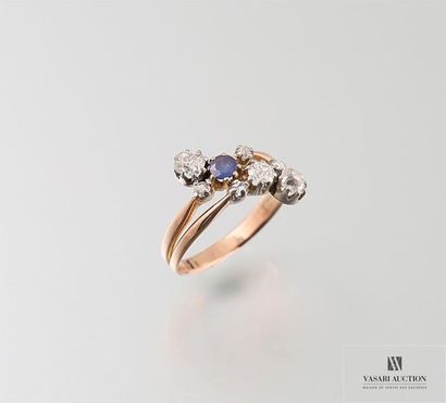 null Bague en or rose, 750/°°, ornée de diamants et une pierre bleue, Fin du XIXème...