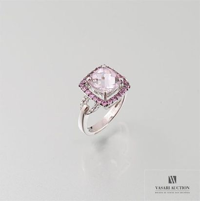 null Bague en or gris, 750/°°, ornée d'une améthyste rose pesant 2,10 carats environ,...