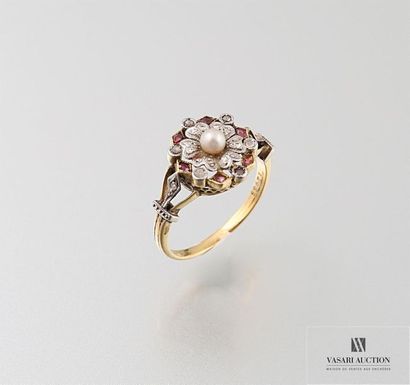 null Bague "Fleur" en or rose, 750/°°, ornée de diamants taille rose autour d'une...