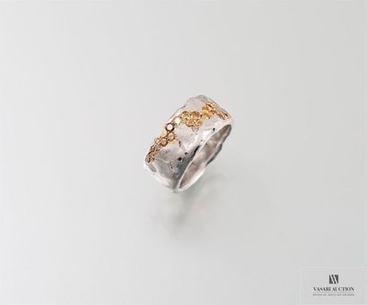 null Bague anneau en or gris martelé, 750/°°, centrée d'unn motif longiligne de diamants...