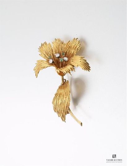 null Broche "Fleur" en or jaune amati, 750/°°, pistil de diamants et émeraudes, Chaînette...