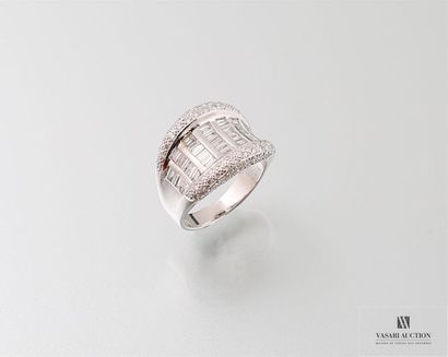 null Bague anneau en or gris , 750/°°, ornée de diamants taille baguette enserrés...