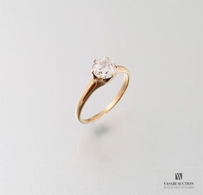 null Bague solitaire en or jaune, 750/°°, ornée d'un diamant taille brillant pesant...