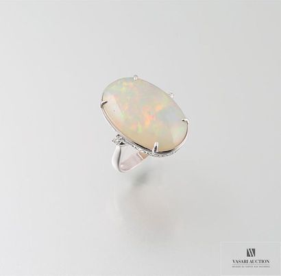 null Bague en or gris, 750/°°, ornée d'un opale ovale pesant 21 carats épaulée de...