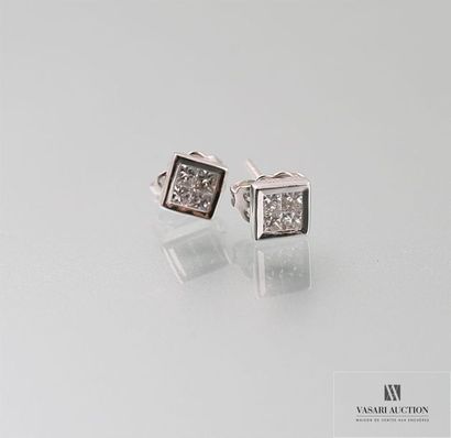 null Boutons d'oreilles carrés en or gris, 750/°° recouverts de diamants taille princesse....