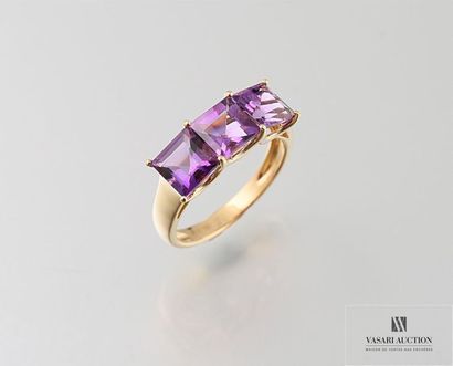 null Bague en or jaune, 750/°°, ornée de trois améthystes carrées. 
Poids brut :...