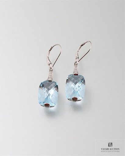 null Boucles d'oreilles en or gris, 750/°°, ornée chacune d'une topaze bleue taille...