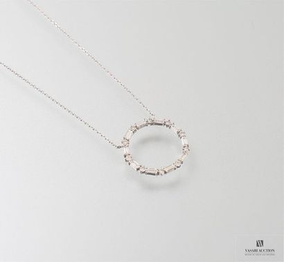 null Collier d'or gris, 750/°°, centré d'un cercle souligné de diamants taille baguette...