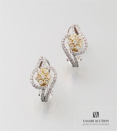 null Boucles d'oreilles en or gris, 750/°°, centrés d'une fleurettes de diamants...