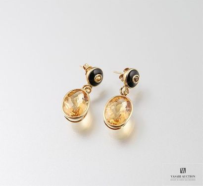 null Jolis pendants d'oreilles en or jaune, 750/°°, ornés de citrines et onyx taillés....