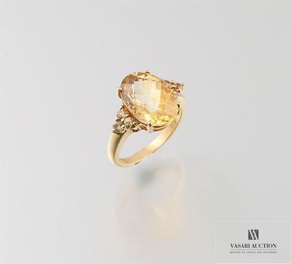 null Bague en or jaune, 750/°°,ornée d'une citrine ovale en briolette épaulée de...