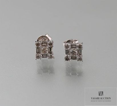 null Puces d'oreilles de forme carrée en or gris, 750/°°, ornées de diamants taille...