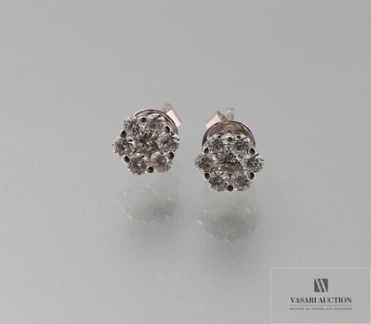 null Puces d'oreilles "Fleur" en or gris, 750/°°, recouvertes de diamants. 
Poids...