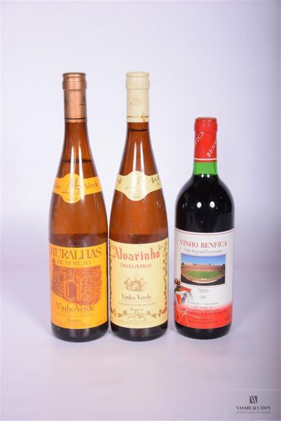 null Lot de 3 blles de vin portugais comprenant :		
1 Blle	VINHO VERDE ALVARINHO...