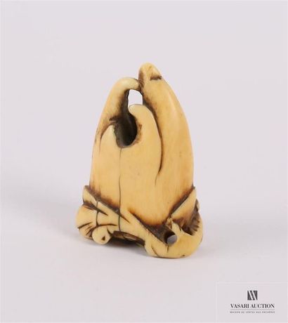 JAPON Netsuké en ivoire figurant un rocher...