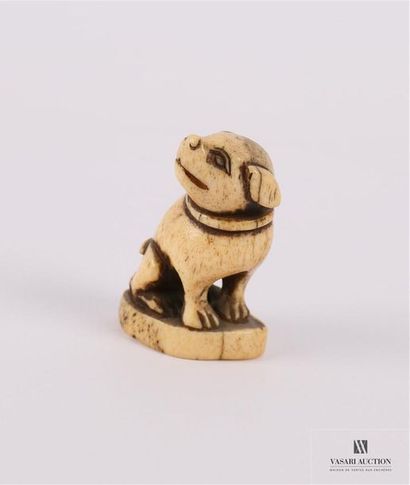 null JAPON
Netsuké en ivoire figurant un chien 
(féles)
Haut. : 4 cm - Long. : 2...