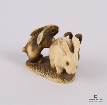 JAPON Netsuké en ivoire figurant deux lapins...