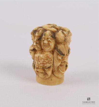 JAPON Okimono en ivoire figurant un totem...