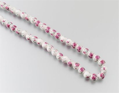 null Bracelet de perles blanches en céramique, chacune ornée d'une fleur rose et...