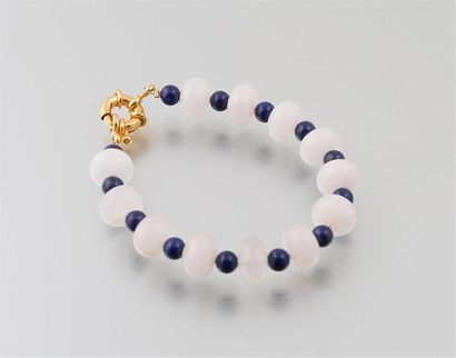 null Bracelet de perles de quartz rose intercalées de perlettes rondes de lapis lazuli....