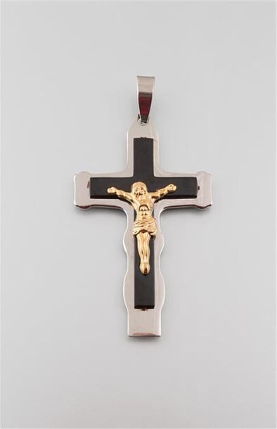 null Importante croix en pendentif. Le Christ en acier doré repose sur sa croix en...