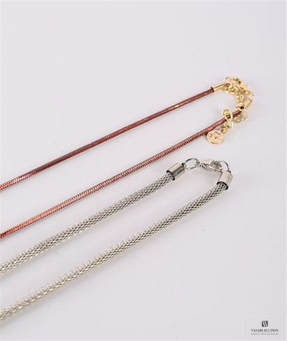 null Deux long colliers : l'un tubulaire en métal argenté de marque Fashion Jewelry,...