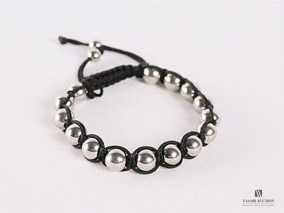 null Bracelet constitué de perles argentées liées par un lien de coton noir tres...