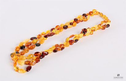 null Collier à trois rangs de perles d'ambre de différentes couleurs
