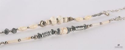 null Deux bracelets ethniques de perles en métal argenté et de perles à l'imitation...