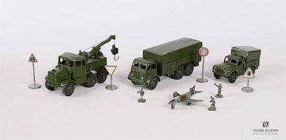 null DINKY TOYS (GB)
Lot de trois véhicules militaires comprenant un army truck,...