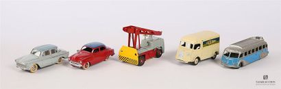 null DINKY TOYS (France)
Lot de cinq véhicules comprenant un autocar isoblac, une...