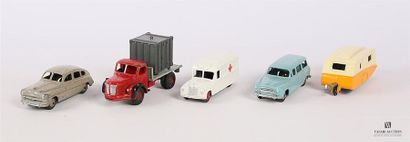 null DINKY TOYS (France et GB)
Lot de cinq véhicules comprenant un camion Berliet...