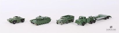 null LESNEY (GB)
Lot de quatre véhicules militaires comprenant un Ferret scout car,...