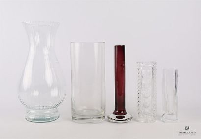 null Lot de cinq vases en verre ou cristal, le premier de forme balustre à côtes...