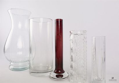 null Lot de cinq vases en verre ou cristal, le premier de forme balustre à côtes...
