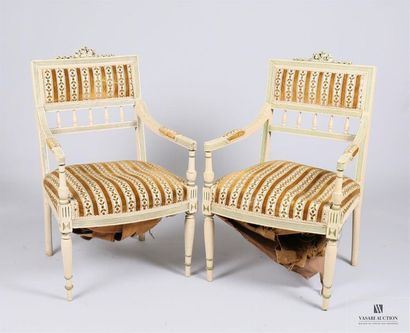 null Paire de fauteuils en bois naturel, sculpté, laqué blanc et rechampi vert, le...