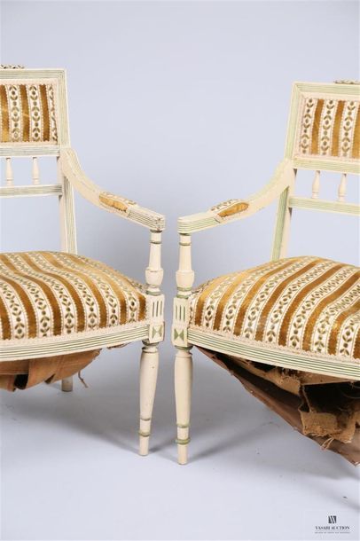 null Paire de fauteuils en bois naturel, sculpté, laqué blanc et rechampi vert, le...