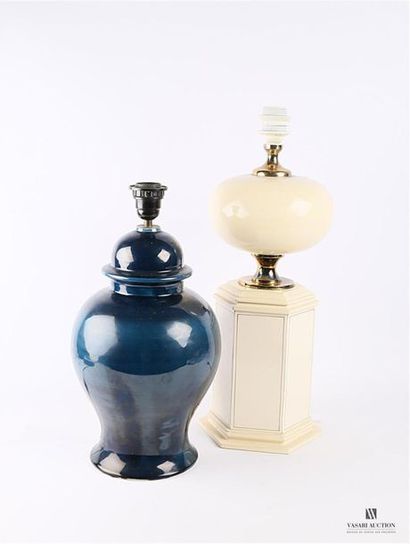 null Deux pieds de lampes, l'un de forme balustre en céramique vernissée bleue, l'autre...