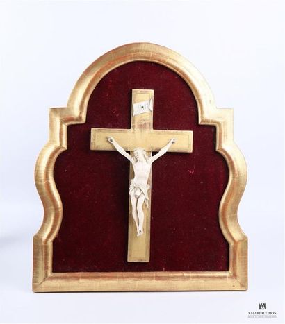 null Crucifix en ivoire et bois doré, il s'inscrit dans un encadrement mouvementé...