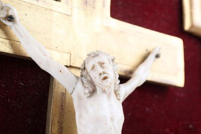 null Crucifix en ivoire et bois doré, il s'inscrit dans un encadrement mouvementé...