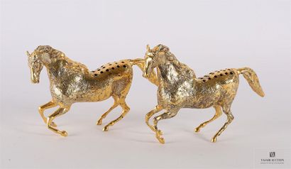 null Paire de sujets en métal doré représentant des chevaux au galot, le dos percé...
